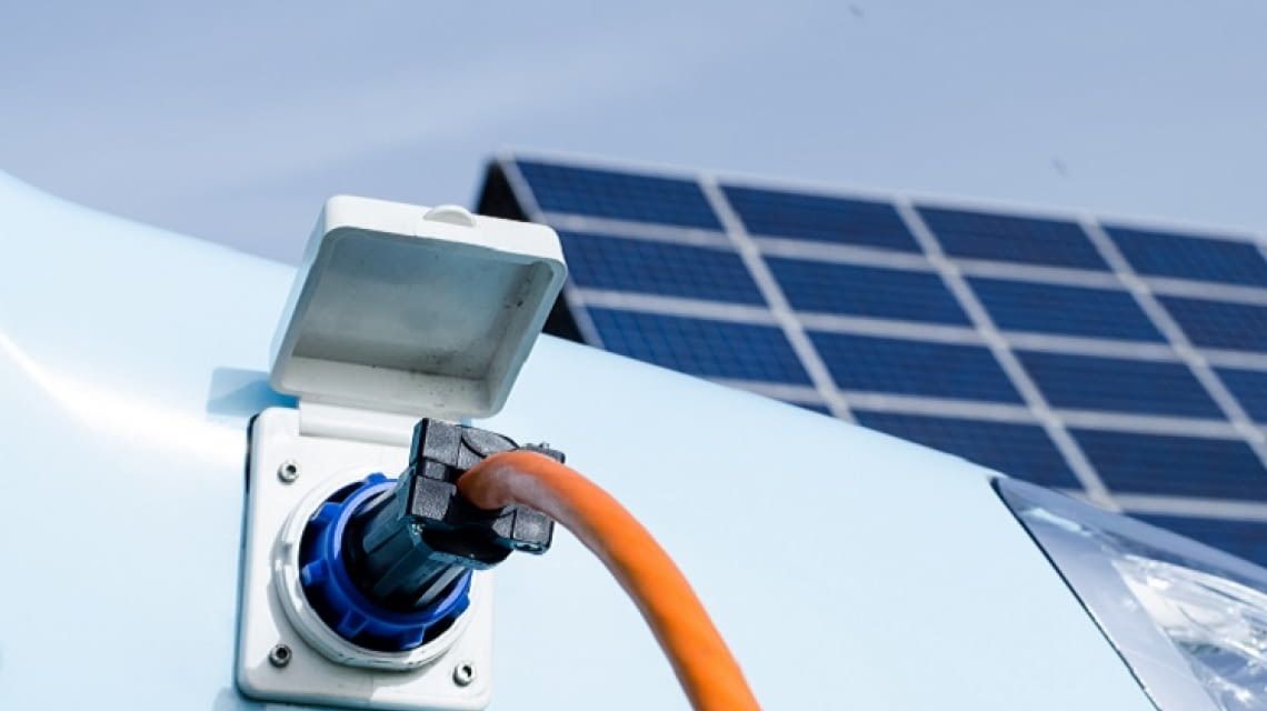 Elektroauto mit Solarstrom laden so funktioniert