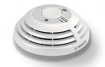 Der Bosch Smart Home Rauchwarnmelder dient auch als Sirene bei Einbrüchen und stellt im Notfall eine Notbeleuchtung zur Verfügung