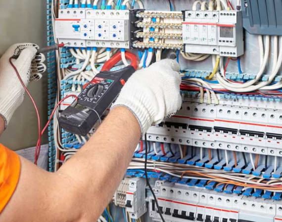 Eine Zuleitung zur Wallbox sollte von einem Elektriker installiert werden
