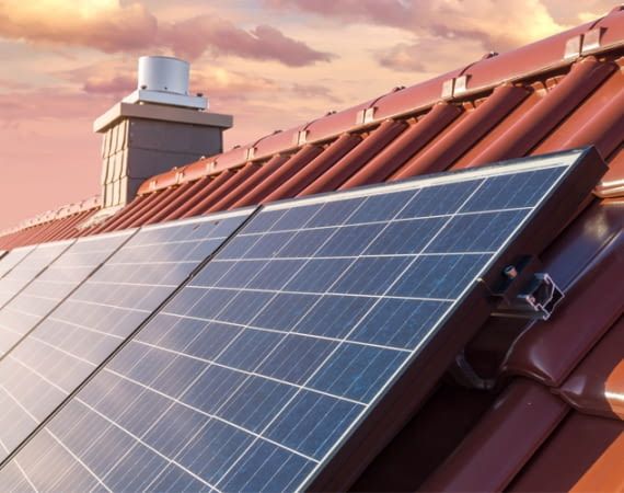 Photovoltaik vs. Solarthermie - wo liegen die Unterschiede? Photovoltaik vs. Solarthermie - wo liegen die Unterschiede?