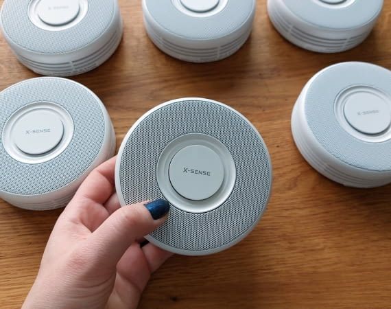 Wir haben diese Rauchmelder im Test auf 130 m² Fläche verteilt