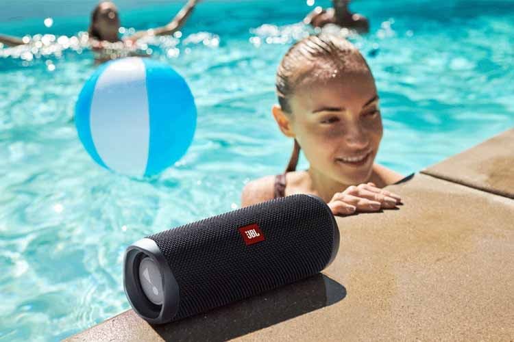 Der Bluetooth-Lautsprecher JBL Flip 5 ist wasserdicht nach IP-Schutzklasse IPX7