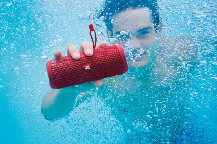 Sorgt auch unter Wasser für Musik: Der mobile Bluetooth-Lautsprecher JBL Flip 4 