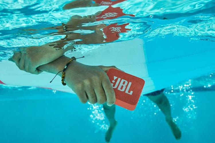 Der kleine Bluetooth Lautsprecher JBL GO 2 ist wasserfest und besteht kurze Tauchgänge ohne Schäden