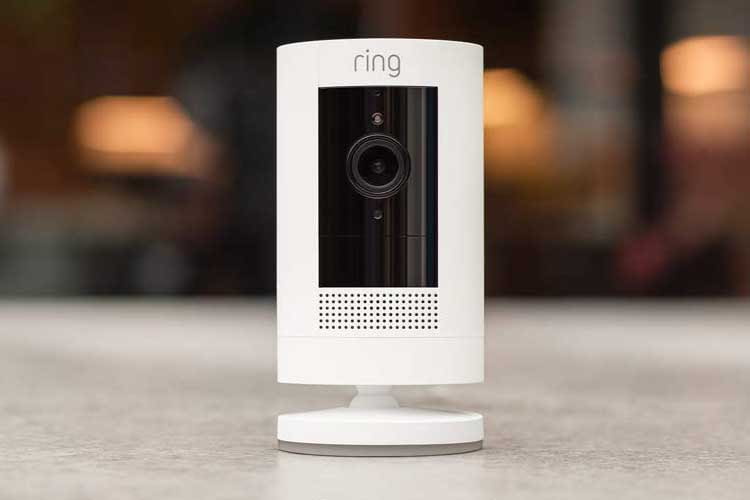 Die Ring Stick Up Cam ist eine batteriebetriebene Überwachungskamera, die auch als Gegensprechanlage genutzt werden kann