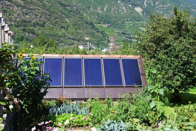 Ungenutzte Fläche im Garten lässt sich ganz einfach mit Solarpanels ausstatten