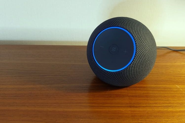 Optisch bleibt Amazon auch beim Echo Dot Max dem Kugeldesign treu
