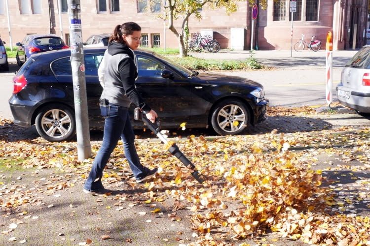Ein Laubbläser hilft dabei Wege schnell von Laub zu befreien