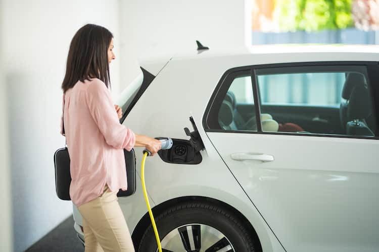 Elektroauto in der Garage laden