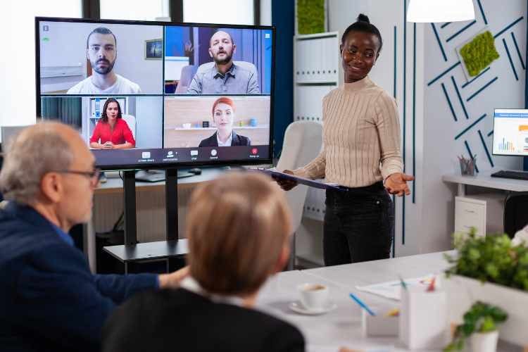 Mit dem Fire TV Cube lassen sich Videoanrufe bequem auch mit mehreren Personen tätigen