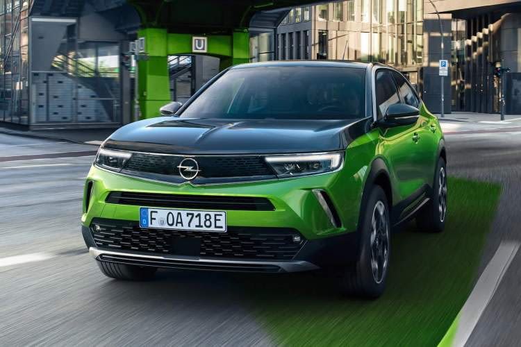 Der Opel Mokka-e kommt in auffallend giftgrüner Farbe