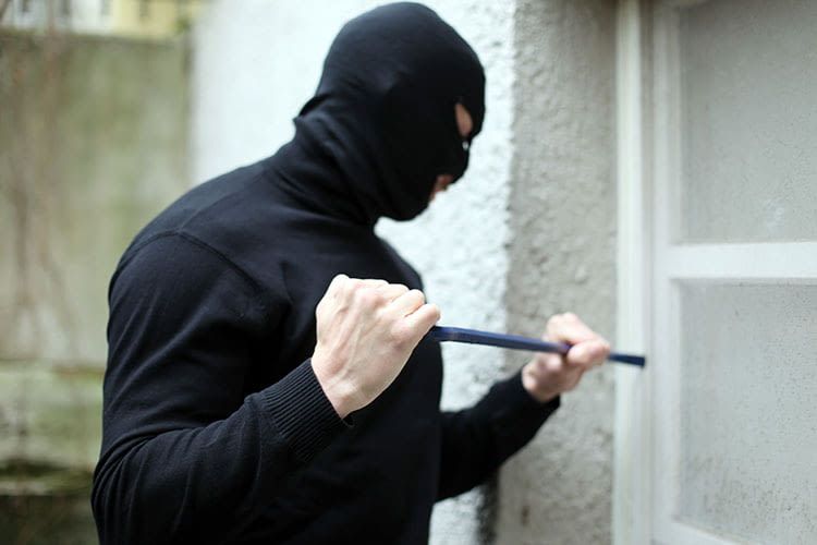 Einbrecher gelangen häufig über Fenster und Terrassentüren in Wohnungen und Häuser