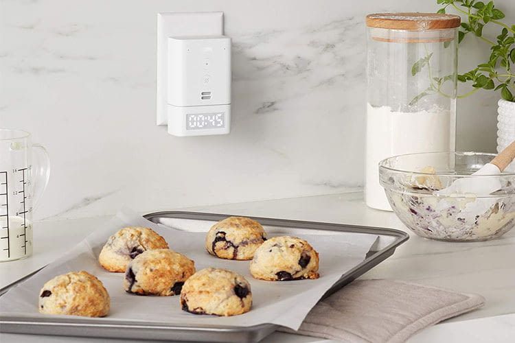 Il nuovo accessorio Echo Flex Smart Clock può visualizzare, oltre all'ora, anche un timer.