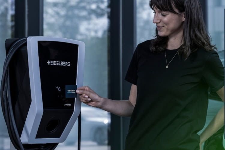 Mit den Wallboxen von Heidelberg Amperfied wird das E-Auto laden mit Solarstrom ganz einfach