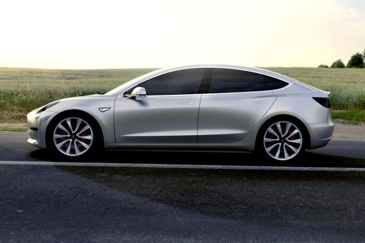 Bereits ein Jahr vor Auslieferung soll die Produktion für das neue Tesla Model 3 nicht der überbordenden Nachfrage entsprechen