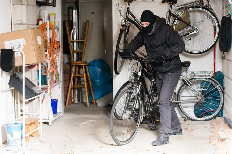 Wird das Fahrrad aus einem geschlossenen Raum entwendet, greift die Hausratsversicherung. Die meisten Räder werden aber auf der Straße gestohlen