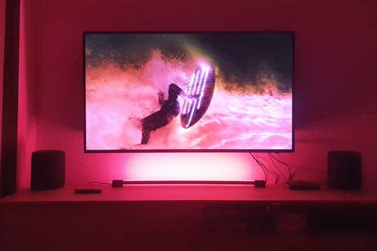 https://www.homeandsmart.de/var/site/storage/images/_aliases/fixed_col_8/0/7/7/9/709770-1-eng-GB/philips-hue-tube-test-tv-hintergrund.jpg