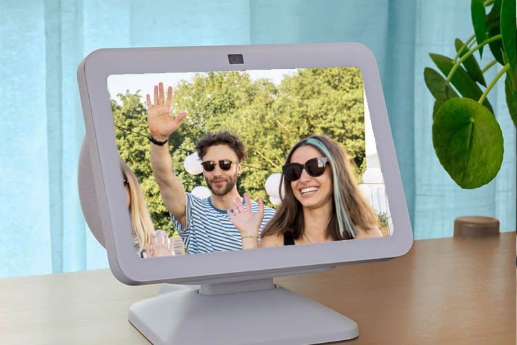 Echo Show può monitorare gli spazi interni o (come mostrato qui) essere collegato in rete con una telecamera esterna