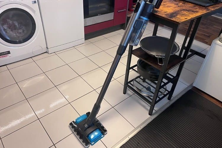 Mit dem Philis 8000 Series Aqua Plus erhalten Nutzer einen starken Akkuwischsauger.