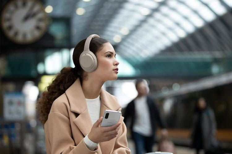 Mit den Sony WH-1000XM4 hat man auch beim Bahnfahren Ruhe