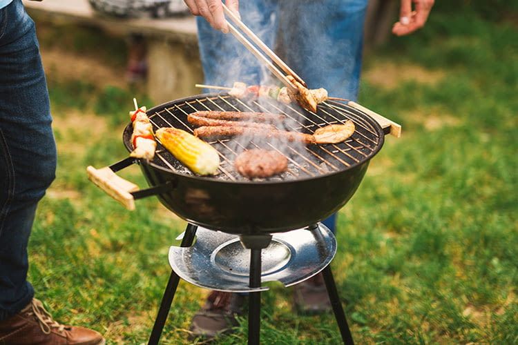 Gerade beim Grillen mit einem Holzkohlegrill lauern zahlreiche Gefahren