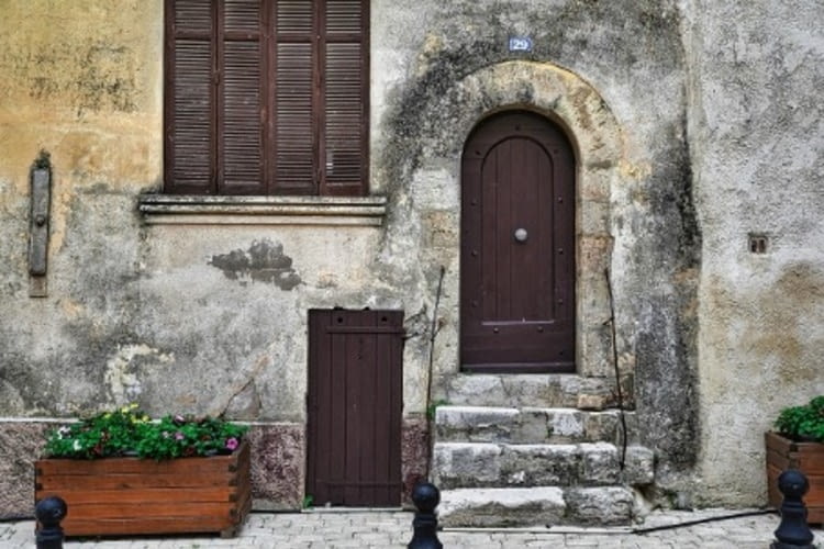 Eine tolle Tür, aber leider nicht sicher genug. Moderne Zeiten erfordern auch moderne Lösungen im Bereich der Sicherheit.