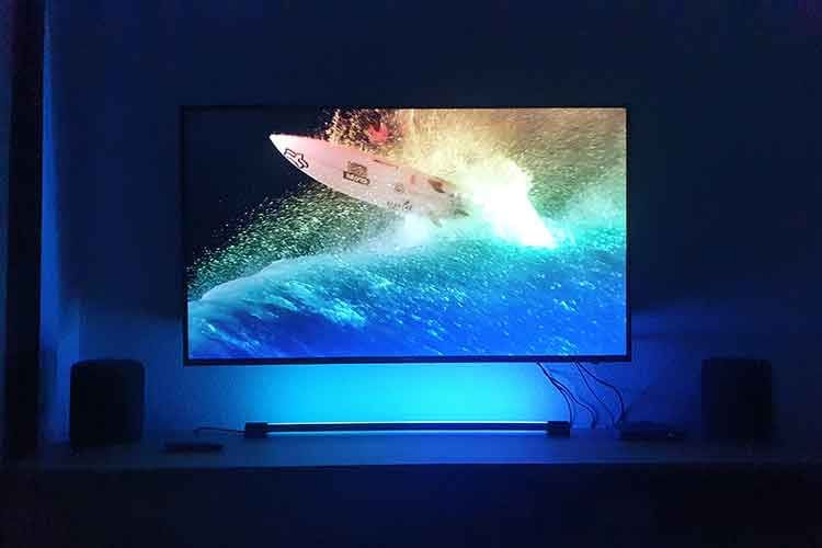 Wirft passende Farben zum TV-Bild an die Wand: Philips Hue Play Gradient Light Tube im Test