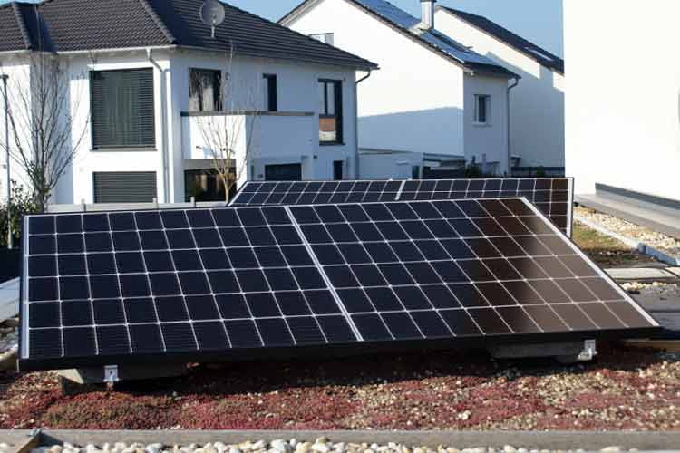 Nel test abbiamo abbinato la centrale elettrica da balcone Yuma a un supporto per tetti piani