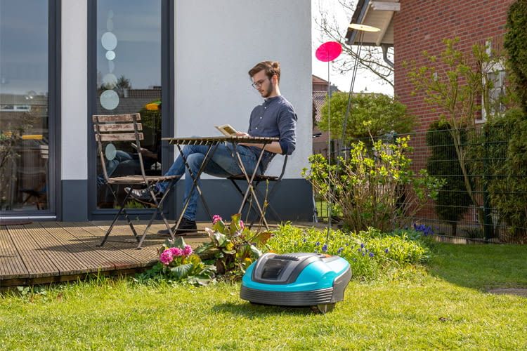 Ein Mähroboter verschafft seinen Besitzern mehr Freizeit