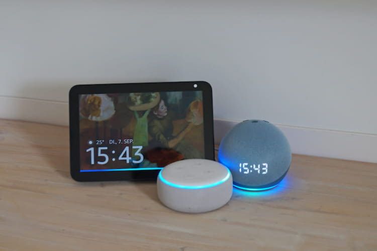 Echo Dot der dritten und vierten Generation, sowie ein Echo Show