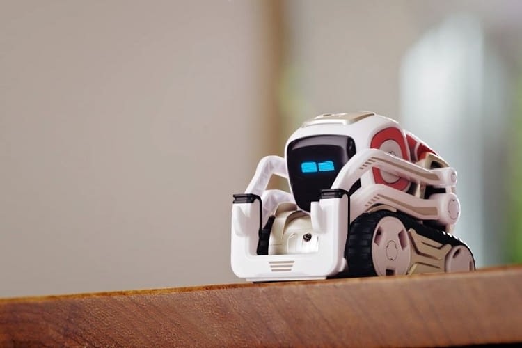 Der Spielroboter von Anki bemerkt, wann er besser nicht weiter rollen sollte