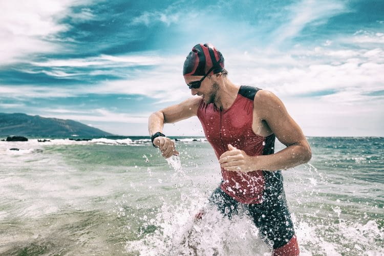 Die Smartwatches zum Schwimmen in unserem Test-Vergleich eignen sich auch zum Tauchen