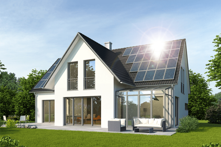 Wir nennen die Vor- und Nachteile eines Wintergartens mit einer Solaranlage.