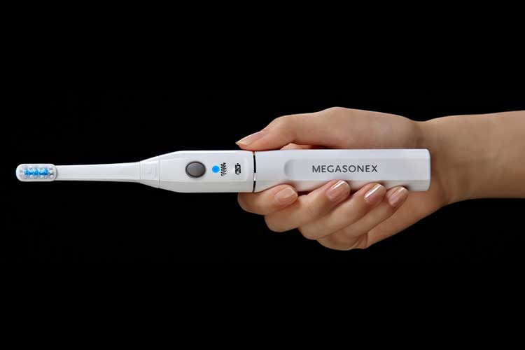 Mit der MEGASONEX Ultraschallzahnbürste reinigen Nutzer mit tausendfacher und millionenfacher Frequenz ihre Zähne
