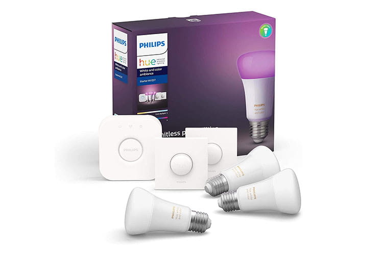Das Philips Hue Starter set beinhaltet die Philips Hue Bridge, drei farbige Ambiance LED-Lampen sowie zwei Smart Buttons