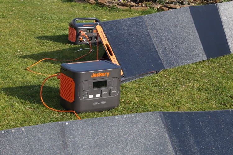 Hier sind zwei unserer Solargenerator Test Geräte zu sehen