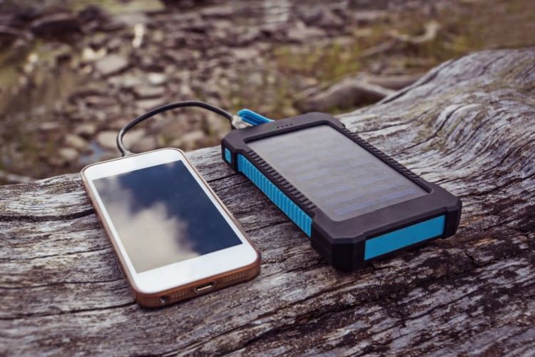 Un power bank con pannello solare immagazzina l'elettricità generata dall'energia solare