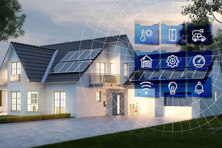 Haus mit Garage am Abend mit Smart Home Technologie