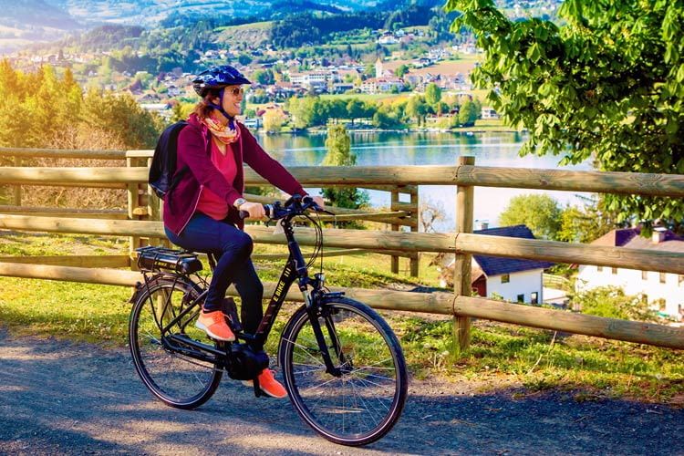 Immer mehr Menschen entdecken die Vorzüge von E-Bikes für sich
