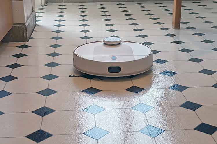 robot aspirapolvere eufy nel test: ecco RoboVac L70 Hybrid durante la pulizia con mopping