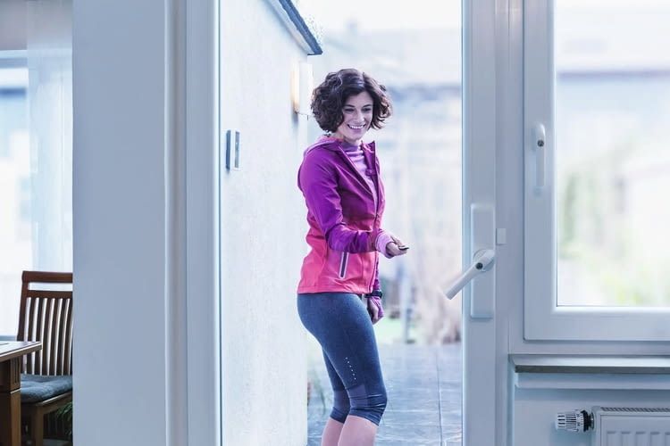 Mit einem smarten Türantrieb lässt sich die Terrassentür zur zweiten Haustür umwandeln