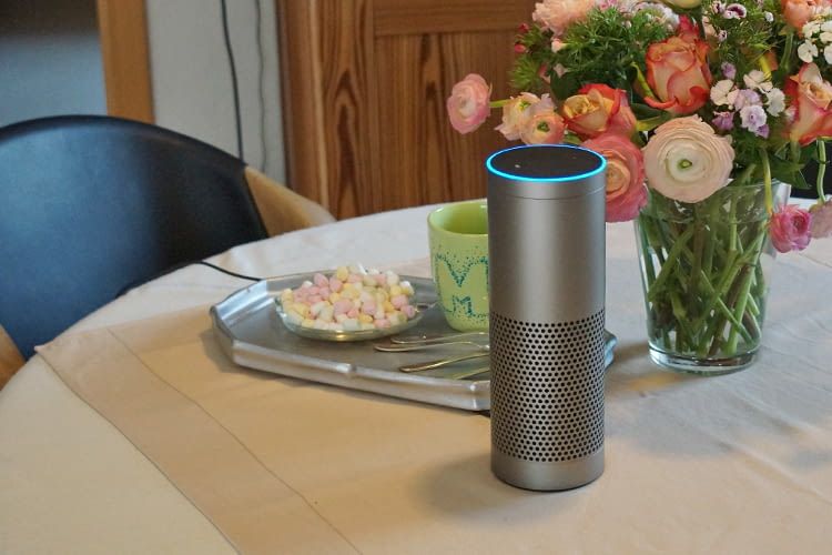 Amazon Echo Plus sieht schlicht aus, beherbergt aber einen Smart Home-Hub