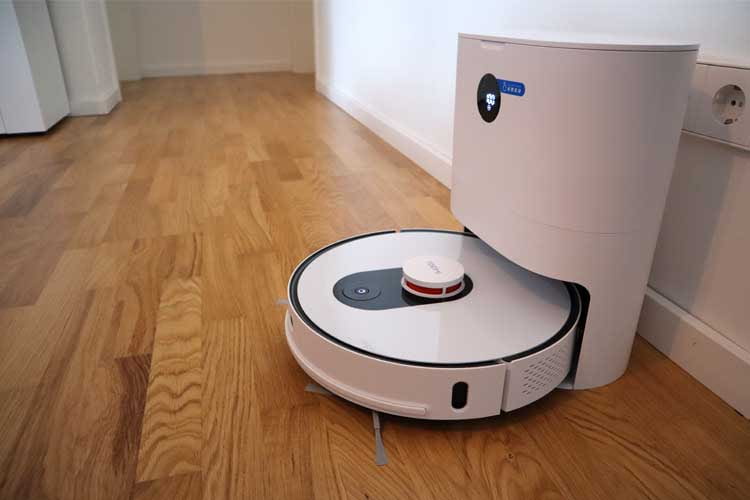 Der Saugroboter Roidmi EVE Plus ist eine günstige Lösung und bietet eine Absaugstation mit LED-Anzeige