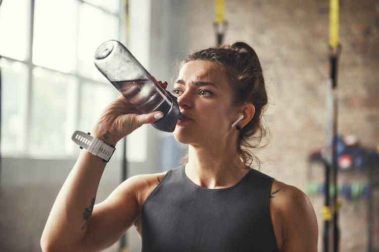 Le cuffie da fitness offrono generalmente una vestibilità sicura, sono wireless e resistenti al sudore.