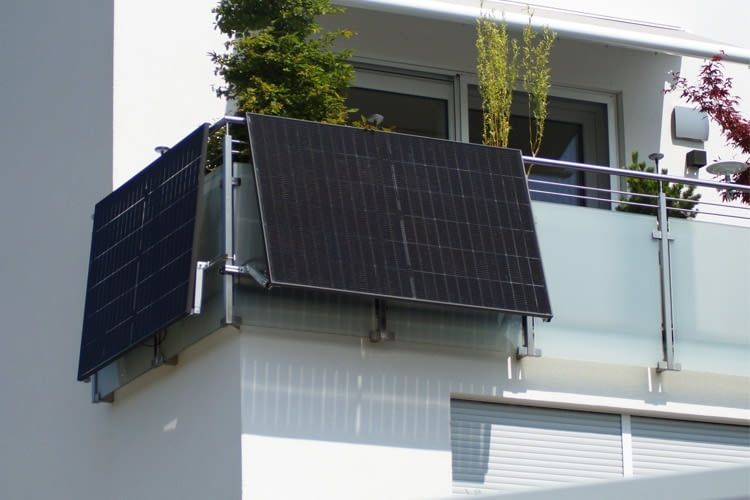 Balkonkraftwerke dürfen aktuell bis zu 2000 Watt starke Solarpanele haben