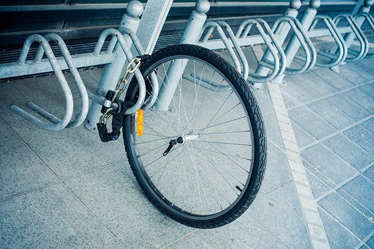 Diesen Anblick fürchten die meisten Radbesitzer: Das Fahrrad ist gestohlen, übrig bleiben ein Reifen und ein Schloss
