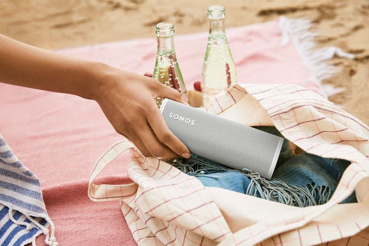 Der Sonos Roam WLAN-Lautsprecher ist dank Bluetooth-Unterstützung und Akku auch flexibel einsetzbar