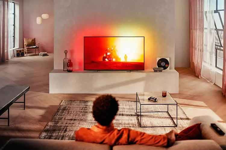 Bietet ein einzigartiges Film- und Serienerlebnis - der 43 Zoll AmbilightTV 43PUS7805/12 von Philips
