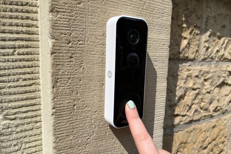 Die Yale Smart Video Doorbell im modernen Design