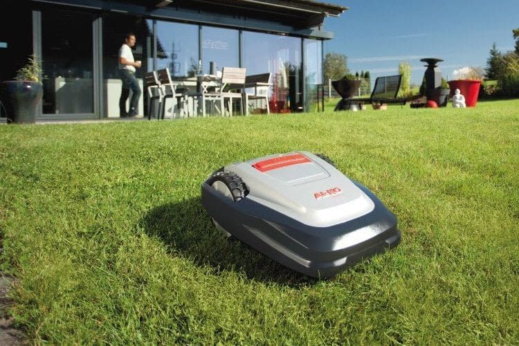 Der Robolinho 110 Mähroboter bewältigt Steigungen bis 35 Prozent